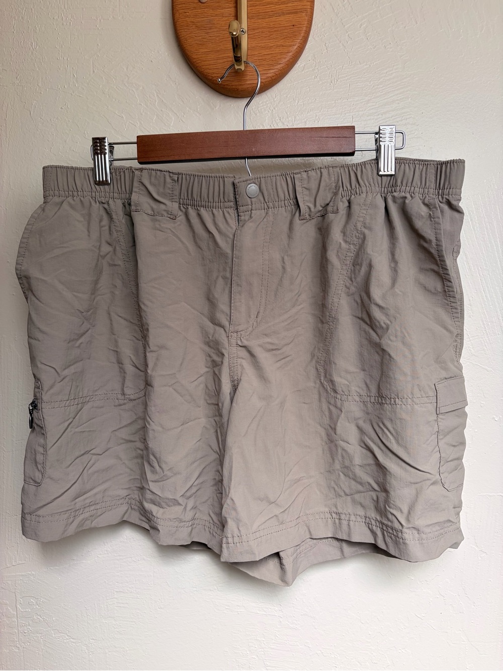 Columbia Cargo Shorts in Light Taupe